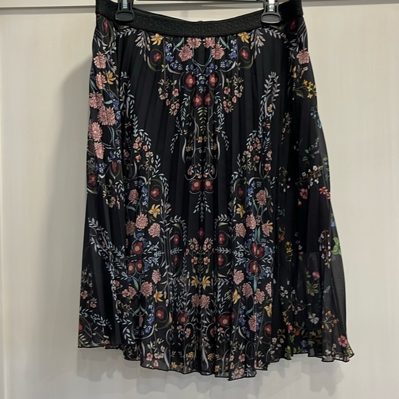 EUC Desigual pull on black floral print elastic waist micro pleat lined skirt - Picture 2 of 11